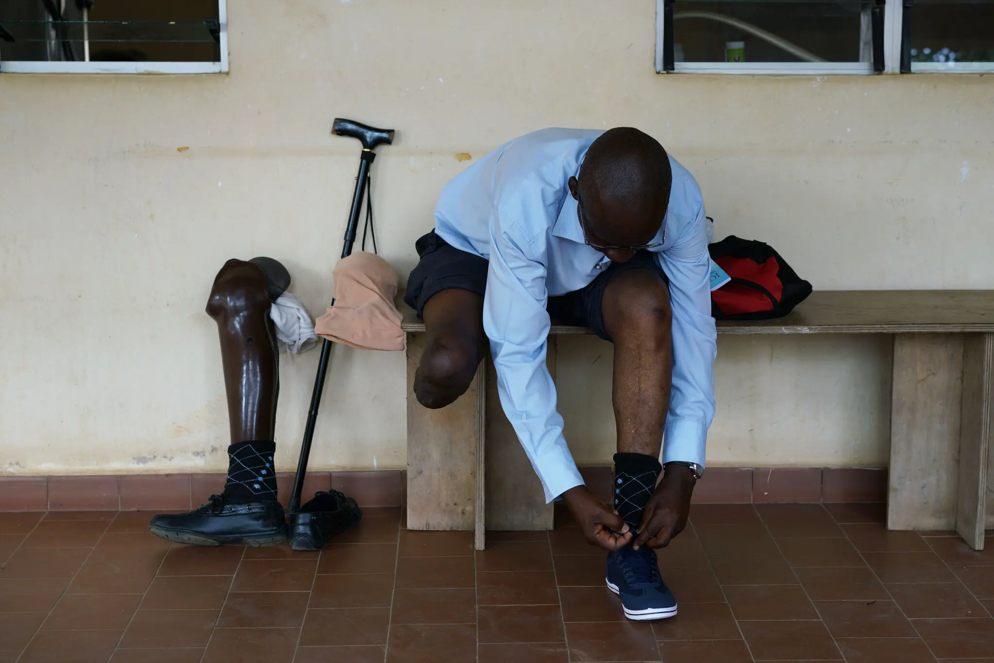 Авеліно Катомбела втратив ногу в Уамбо, Ангола, у 1978 році, коли автобус, у якому він їхав, наїхав на міну, в результаті чого загинуло 60 людей.